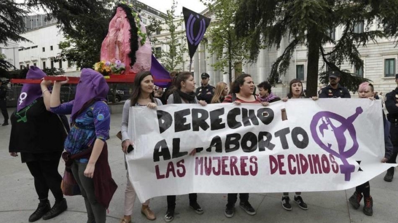 Imagen de archivo de una concentración frente a las puertas del Congreso a favor del derecho al aborto. EFE