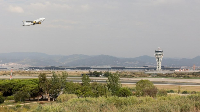 Un avión despega del aeropuerto de El Prat de Barcelona.