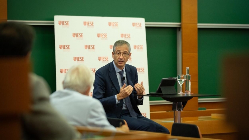 El gobernador del Banco de España, Pablo Hernández de Cos, durante su intervención en una jornada organizada por la escuela de negocios IESE, en Barcelona. E.P./ David Zorrakino