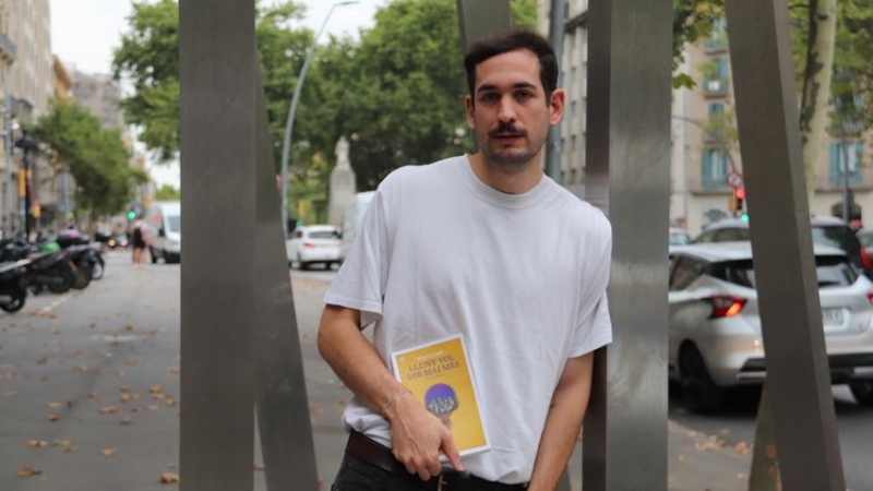 L'escriptor Marc Cerrudo amb la seva primera novel·la, 'Lluny vol dir mai més', a la Gran Via de Barcelona.