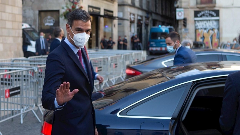 El presidente del Gobierno, Pedro Sánchez, a su salida del Palau de la Generalitat en Barcelona tras su encuentro con el president Pere Aragonés, previo a la reunión en la mesa de diálogo sobre Catalunya. EFE/Enric Fontcuberta