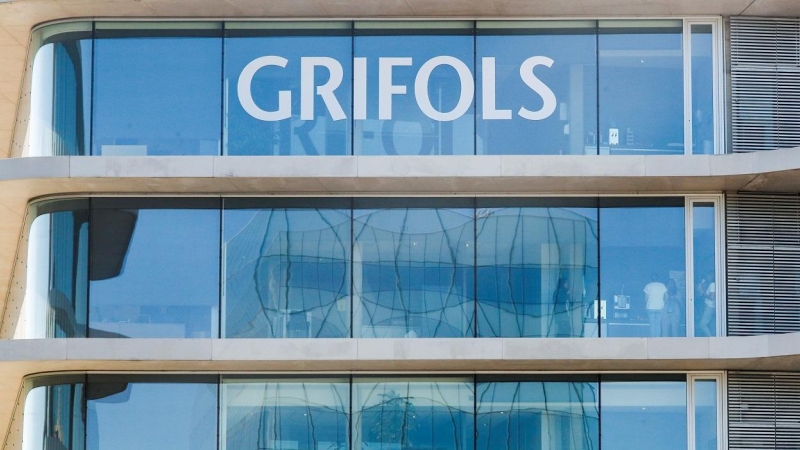El logo de la farmacéutica Grifols en su sede en Sant Cugat del Valles, cerca de Barcelona. REUTERS/Albert Gea