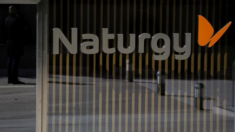 El logo de la energética Naturgy, en la puerta de entrada de su sede en Madrid. REUTERS/Sergio Perez