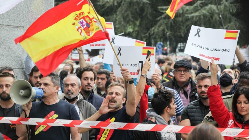 Varias personas participan en una concentración 'en desagravio a las víctimas de ETA', a 18 de septiembre de 2021, en Arrasate (Mondragón).
