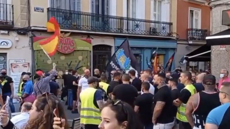 La comitiva ultra a su paso por la Plaza de Chueca.