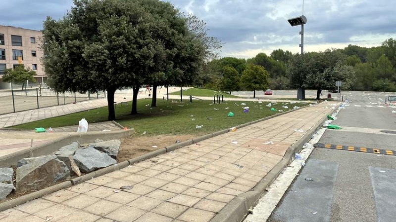 Restes de begudes, llaunes i plàstics després del macrobotellot al campus de la UAB.