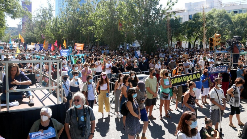 Una imatge de la concentració de protesta contra l'ampliació de l'Aeroport del Prat al carrer Tarragona de Barcelona.