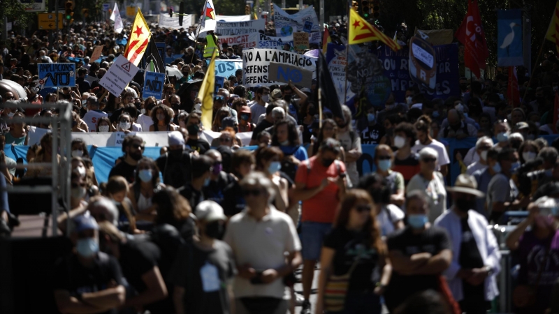 19/09/2021 Miles de personas se manifiestan contra la ampliación de El Prat
