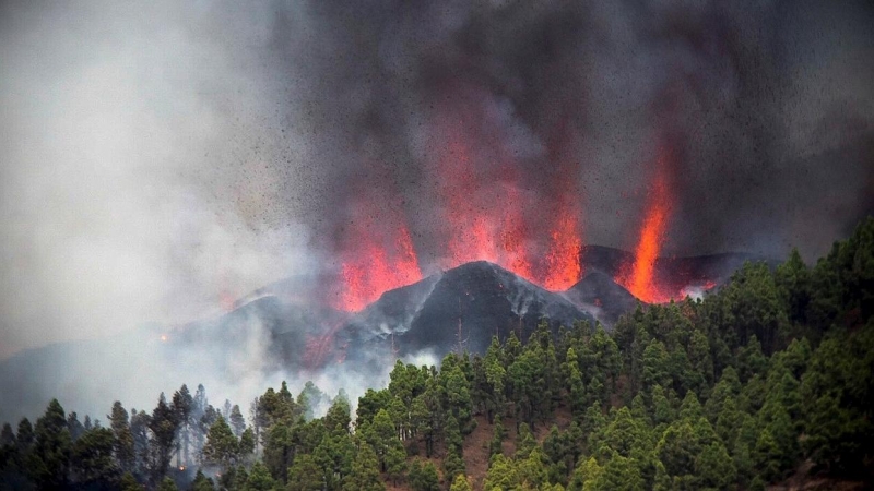 erupción volcánica que ha comenzado esta tarde de domingo en los alrededores de Las Manchas, en El Paso (La Palma)