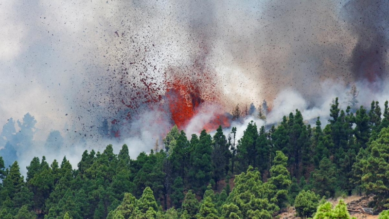 La lava y el humo se elevan tras la erupción del volcán en el parque nacional Cumbre Vieja en El Paso, en La Palma, el 19 de septiembre de 2021.