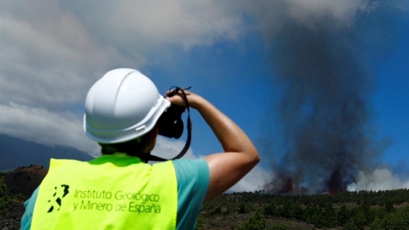 Un miembro del Instituto Español de Minería Geológica observa el aumento de humo tras la erupción del volcán, el 19 de septiembre de 2021.