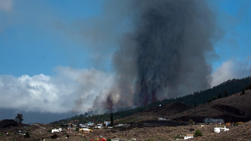 Primeros instantes de la erupción en el monte Cumbre Vieja vista desde Los Llanos de Aridane en la isla canaria de La Palma el 19 de septiembre de 2021.
