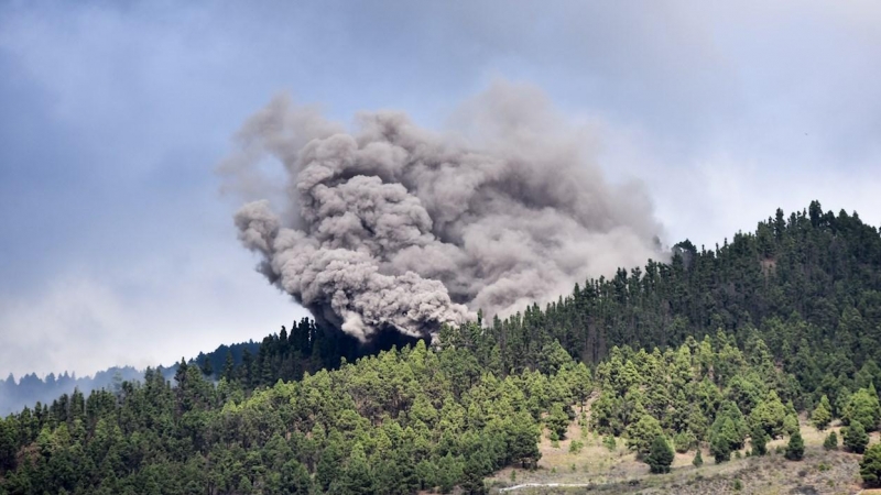 Tras la erupción, se ha formado una potente columna de humo en los alrededores de Las Manchas, en El Paso (La Palma).