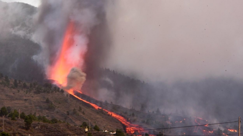Primeros instantes de la erupción volcánica en los alrededores de Las Manchas, en El Paso (La Palma).