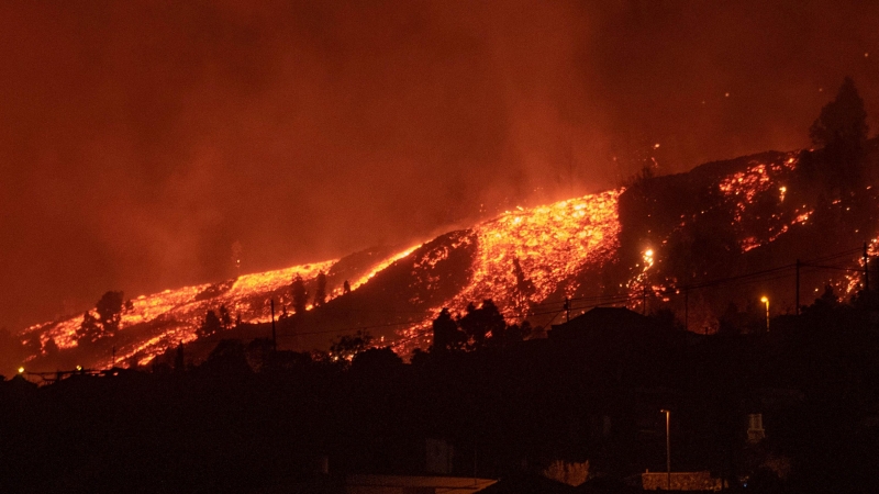 La lava cae por la ladera tras la erupción de un volcán en Cumbre Vieja.