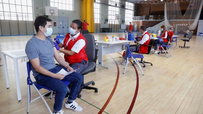 La Comunidad de Madrid comienza a vacunar contra el COVID-19 sin necesidad de cita previa en campus universitarios de la región. En la imagen, un joven recibe una dosis de la vacuna en el polideportivo de la Almudena de la Universidad Complutense (UCM), a
