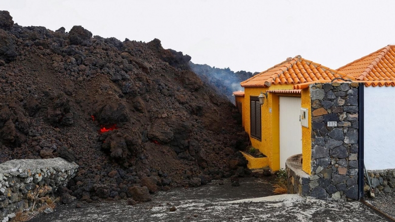 La lava arrasa una vivienda en La Palma.