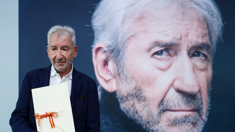 El actor José Sacristán con el Premio Nacional de Cinematografía 2021 que concede el Ministerio de Cultura 'por representar la historia viva del cine español de los últimos sesenta años', en el marco de la 69 Edición del Festival Internacional de Cine de