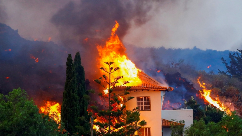 20/09/2021 casa en llamas por la lava volcánica