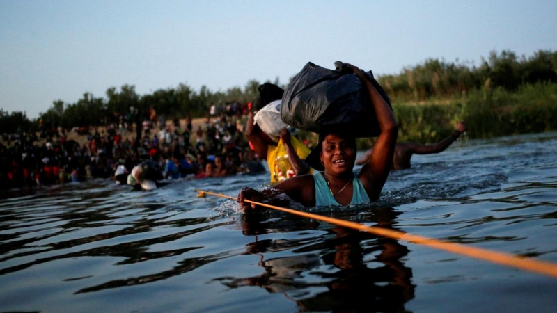 Migrantes haitianos que buscan asilo en Estados Unidos cruzan el Río Bravo hacia Ciudad Acuña (México) para evitar ser deportados a Haití después meses intentando cruzar a pie la frontera.
