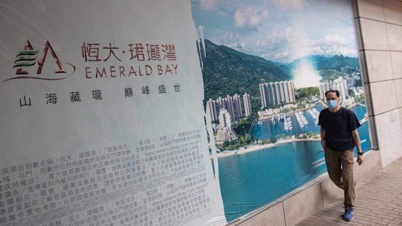Un hombre pasa junto a un anuncio de la promoción inmobiliaria  Emerald Bay, de Evergrande, en Hong Kong. EFE/EPA/JEROME FAVRE