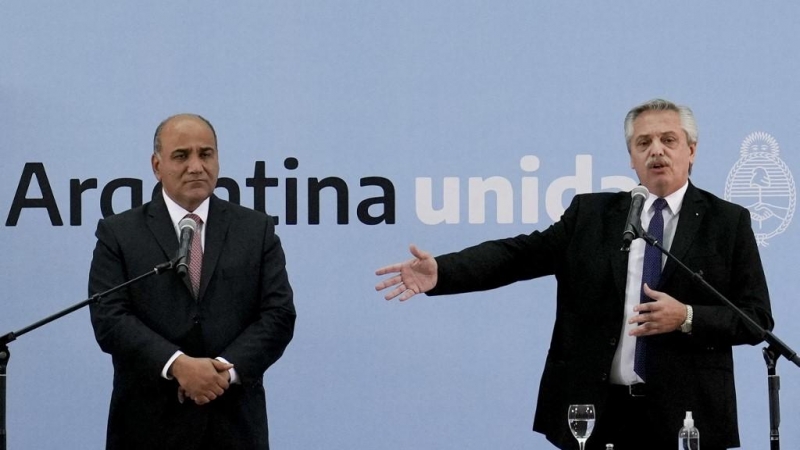 El presidente de Argentina, Alberto Fernández (d), toma juramento ante el nuevo Jefe de Gabinete Juan Manzur (i) en la Casa Rosada de Buenos Aires, el 20 de septiembre de 2021.