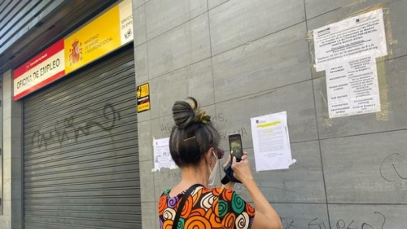 Una mujer delante de una oficina del SEPE. Eduardo Parra / Europa Press