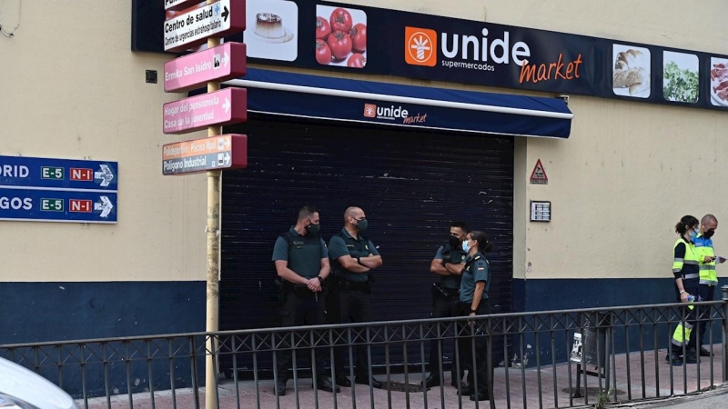 20/09/2021 Dos agentes de la Guardia Civil a las puertas del supermercado donde ocurrió el suceso.