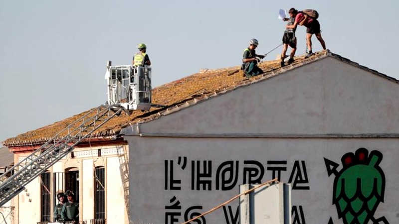 Fotografía de septiembre de 2019 de dos activistas durante una protesta para evitar el derribo de la alquería Forn Barraca.