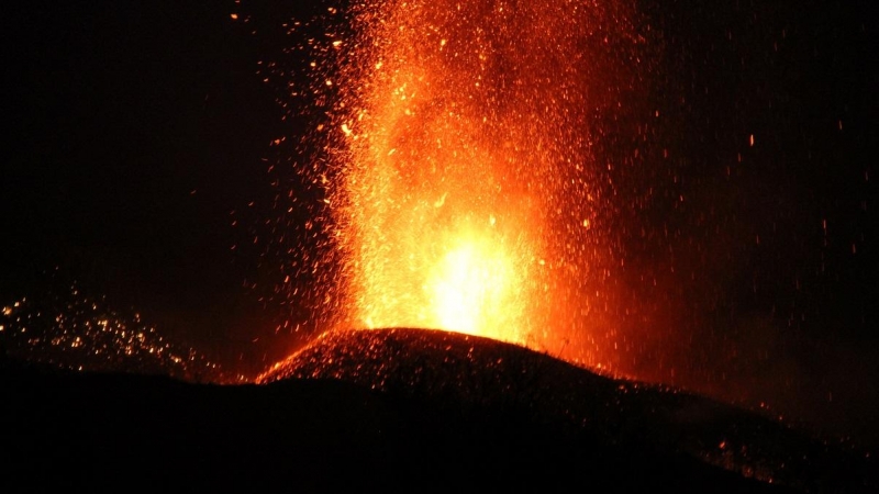 El volcán de La Palma continúa expulsando magma.