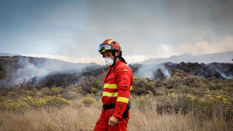 Un bombero en las inmediaciones del núcleo urbano de Todoque, momentos antes de la aproximación de la lava del volcán de La Palma, a 21 de septiembre de 2021.