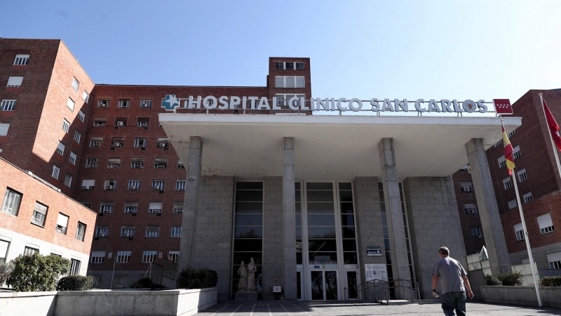 Puerta principal del Hospital Clínico San Carlos de Madrid.