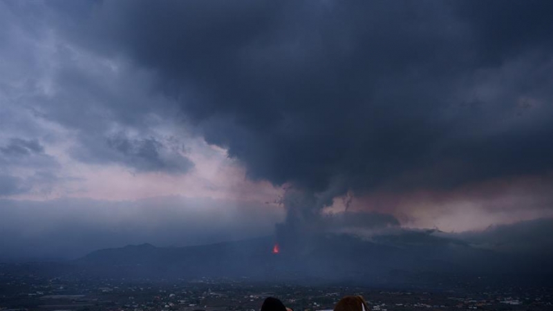 22/09/2021 nube volcán