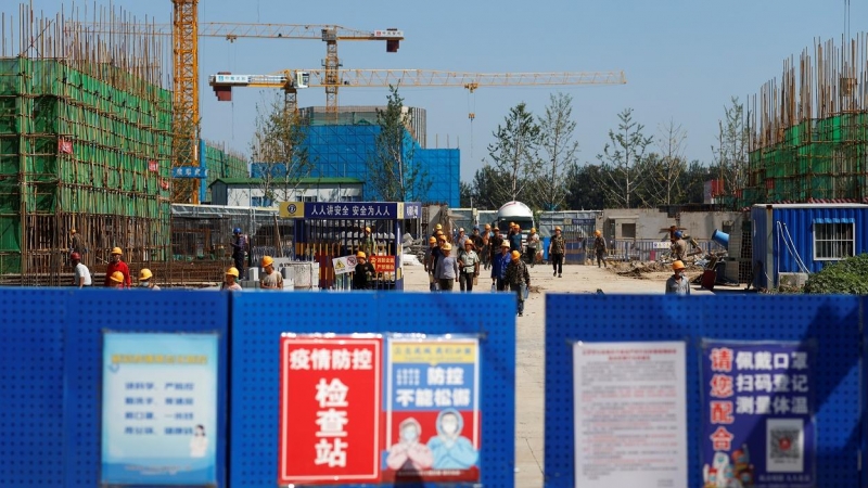 Trabajadores en una promoción inmobiliaria de  China Evergrande Group en Pekíon. REUTERS/Carlos Garcia Rawlins