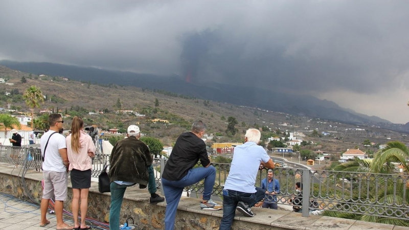Lugareños y turistas observan la erupción del volcán desde el mirador de Tajuya, donde trabajan también la mayoría de medios de comunicación.