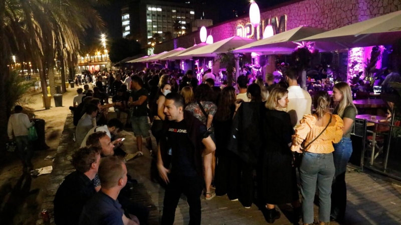 Diverses persones es concenctren davant la discoteca Opium, al front marítim de Barcelona.