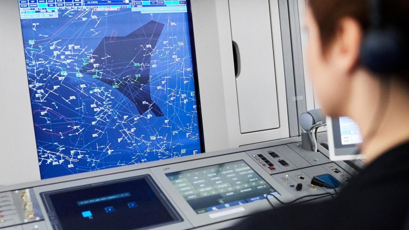 Un operador frente a una pantalla de navegación aérea.