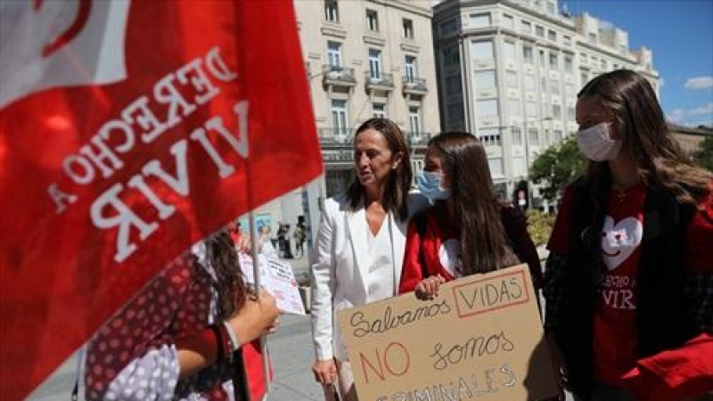 La diputada de Vox, Gador Joya (i), participa en una concentración organizada el colectivo antiabortista provida, contra la proposición de Ley del PSOE que busca criminalizar el hostigamiento que sufren las mujeres que acuden a abortar a las clínicas.