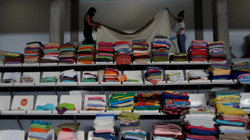 Voluntarios clasifican las donaciones de ropa en el Polideportivo Severo Rodriguez, ubicado en Llanos de Aridane.