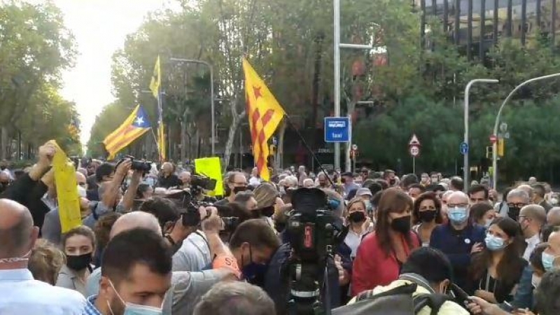 Manifestación frente al consulado de Italia en Barcelona por la detención del expresident Carles Puigdemont en Cerdeña.