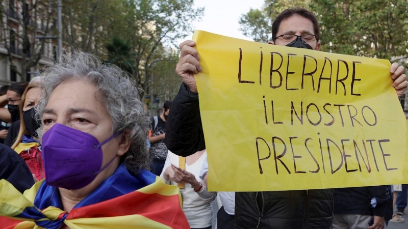 Decenas de ciudadanos se concentran este viernes 24 de septiembre de 2021 frente al Consulado de Italia en Barcelona para protestar por la detención del expresident de la Generalitat Carles Puigdemont en Cerdeña.