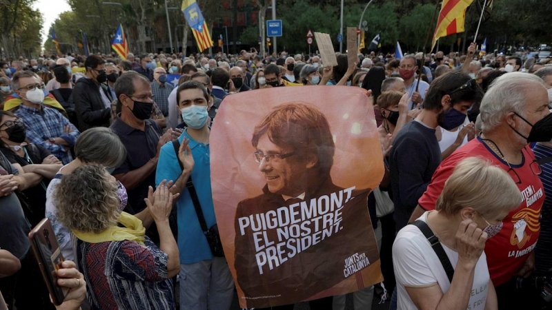Concentración este viernes 24 de septiembre de 2021 frente al Consulado de Italia en Barcelona para protestar por la detención del expresident de la Generalitat Carles Puigdemont en Cerdeña.