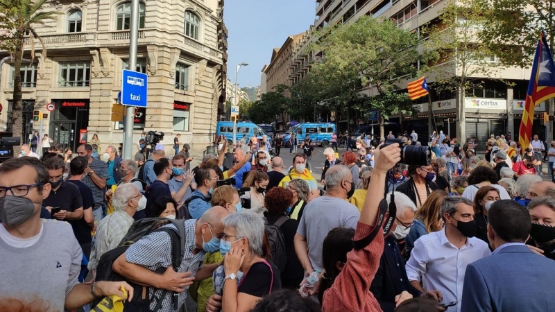 Els manifestants contra la detenció de Puigdemont han tallat la Diagonal de Barcelona aquest divendres al matí.