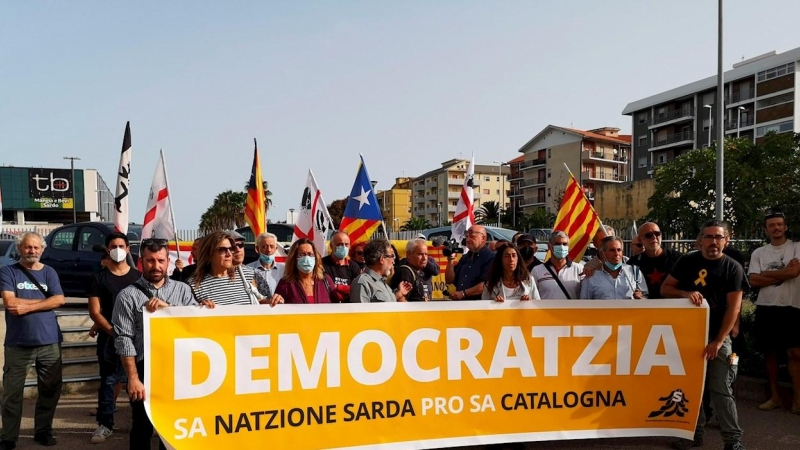 El independentismo se moviliza en apoyo a Puigdemont en l'Alguer (Italia).