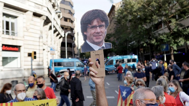 Concentración este viernes 24 de septiembre de 2021 frente al Consulado de Italia en Barcelona para protestar por la detención del expresident de la Generalitat Carles Puigdemont en Cerdeña.