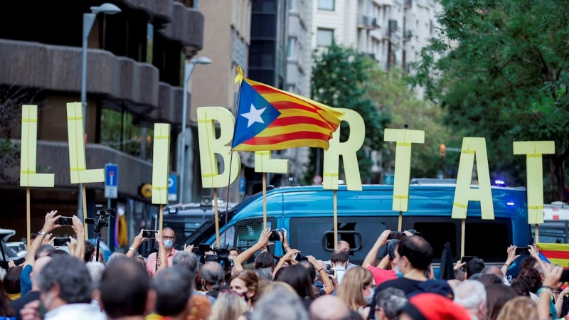 Concentración este viernes 24 de septiembre de 2021 frente al Consulado de Italia en Barcelona para protestar por la detención del expresident de la Generalitat Carles Puigdemont en Cerdeña.