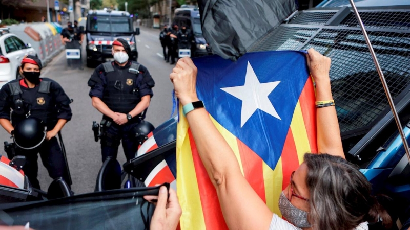 24/09/2021.- Varias personas participan en la manifestación de este viernes frente al Consulado de Italia en Barcelona para protestar contra por la detención ayer noche del expresidente de la Generalitat Carles Puigdemont en Cerdeña. EFE/ Quique García