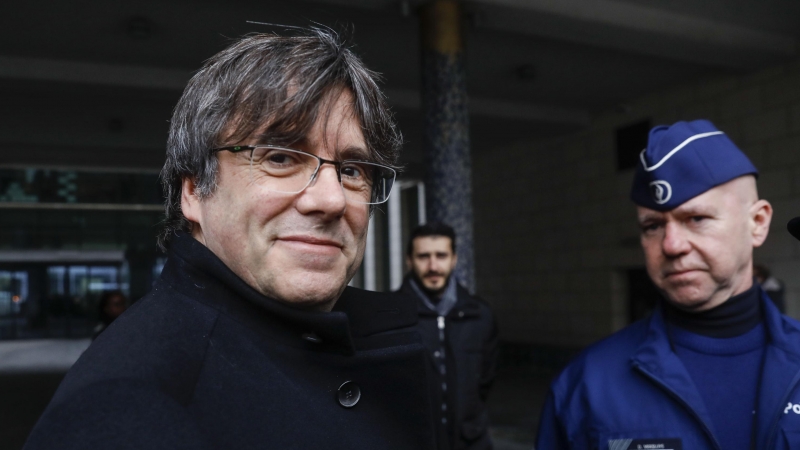 El líder catalán Carles Puigdemont llega para una audiencia en el Palacio de Justicia sobre la orden de arresto emitida en su contra por la UE, en Bélgica, el 3 de febrero de 2020.