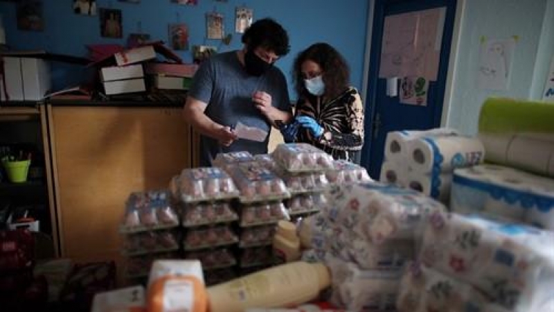 Vecinos voluntarios de la Red de Cuidados de Moratalaz preparan cestas de comida para repartir entre los más necesitados en el local de la Asociación APOYO (C/ Corregidor Diego de Valderrábano, 45) durante el estado de alarma decretado por el Gobierno por