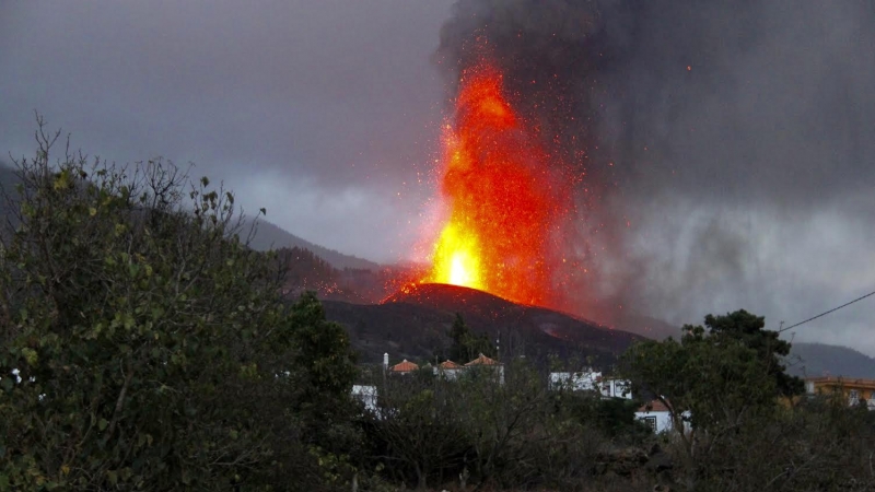 El volcán de Cumbre Vieja en plena erupción.